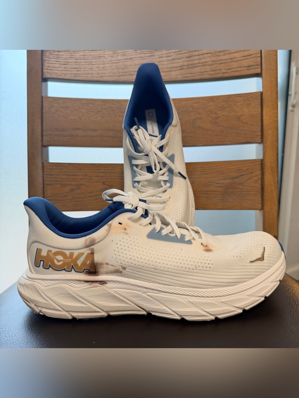HOKA Arahi 7 Mens Shoes Size 9.5D Color: Frost/Gold